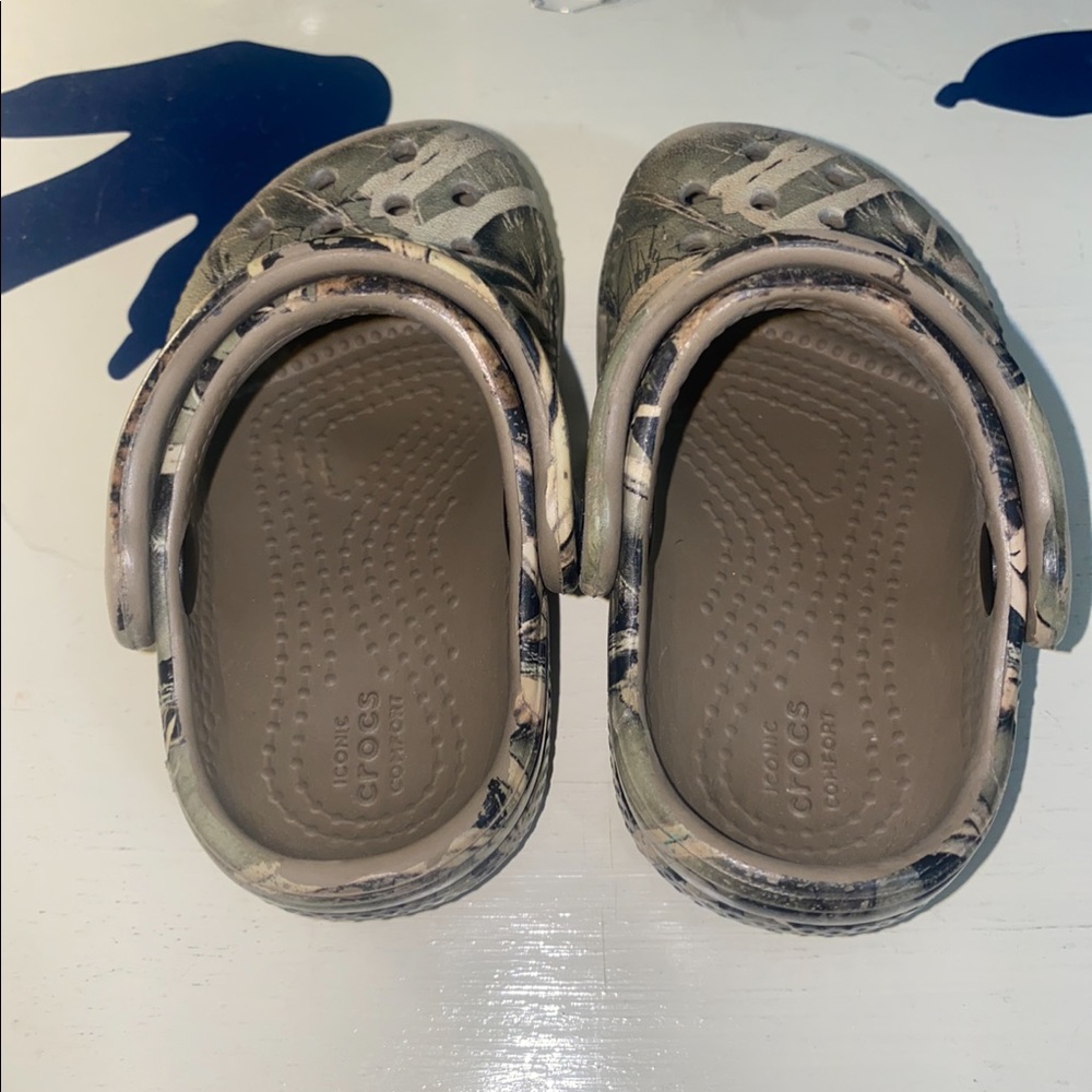 Like new camo crocs, toddler/baby size 4